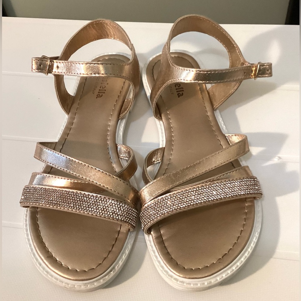 Mariella shiny dressy gold sandals. Size 5